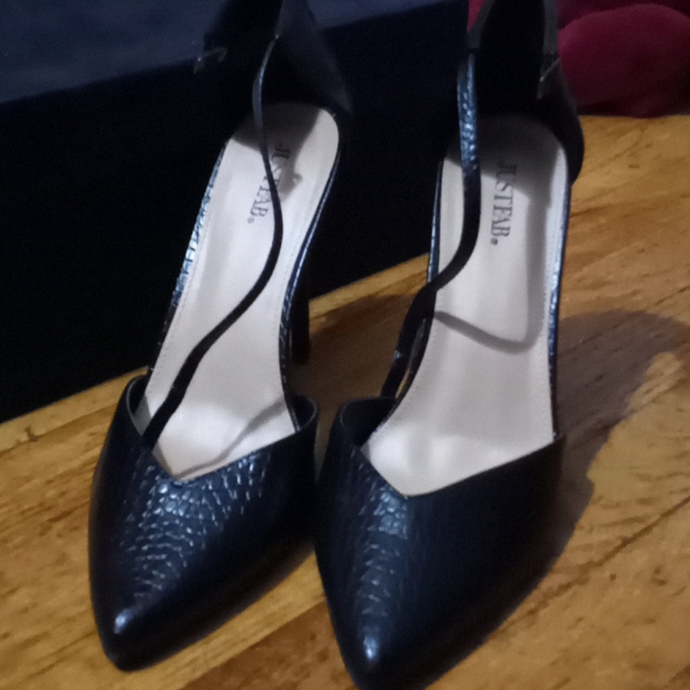 Black pointed toe heeled pimps sz 11